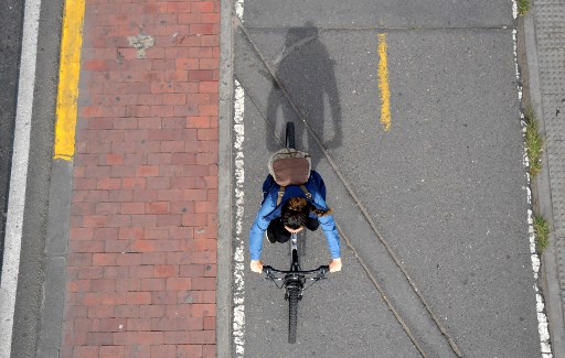 Vista aÃ©rea de mulher andando de bicicleta.