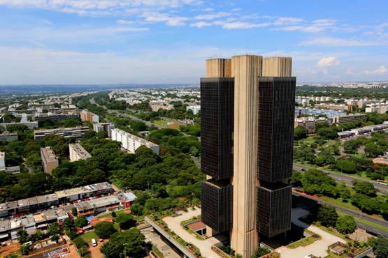 Conforme dados do Banco Central, endividamento pÃºblico do governo geral aumentou R$ 147 bilhÃµes em relaÃ§Ã£o a fevereiro, somando R$ 5,758 trilhÃµes