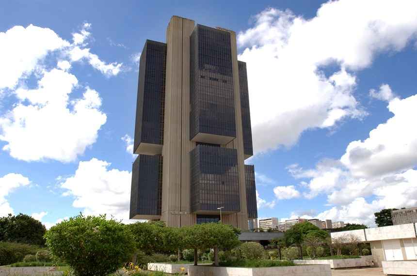 Dados do Banco Central mostram que o setor pÃºblico voltou a pagar mais juros no mÃªs passado devido a perdas bilionÃ¡rias do BC com contratos de swap cambial