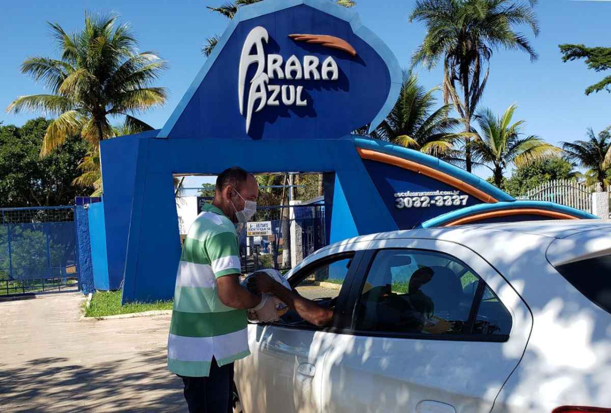 Escola recebendo doaÃ§Ãµes no drive-thru solidÃ¡rio