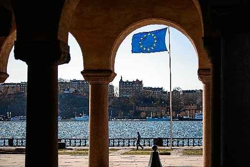 Bandeira da UE tremula em Estocolmo. ContraÃ§Ã£o na Zona do Euro prevista pelo FMI vai a 7,5% neste ano