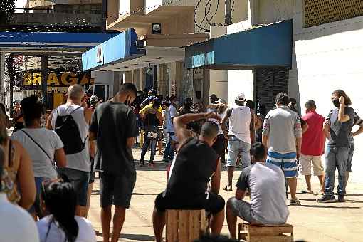 Fila em agÃªncia da Caixa em SÃ£o CristÃ³vÃ£o, no Rio, para realizar o saque do auxÃ­lio emergencial. Estado prorrogou isolamento atÃ© 11 de maio