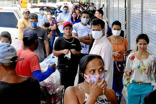 Os benefÃ­cios do governo, que tÃªm gerado longas filas, sÃ£o uma maneira de diminuir o drama do desemprego num momento de economia parada