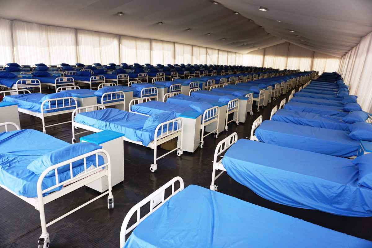 Com o avanÃ§o da doenÃ§a, governos correm para levantar hospitais de campanha e ampliar o nÃºmero de vagas