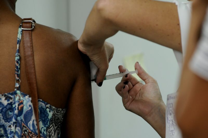 No Ãºltimo ano, o Fundo das NaÃ§Ãµes Unidas para a InfÃ¢ncia distribuiu aproximadamente 2,43 bilhÃµes de doses em 100 paÃ­ses para vacinar 45% das crianÃ§as com menos de 5 anos de idade