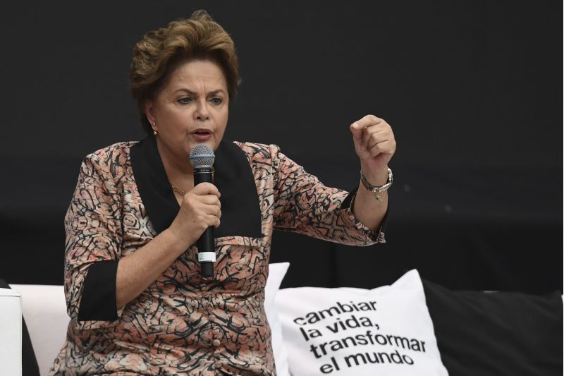 Dilma lembrou ainda que Bolsonaro fez um pronunciamento durante manifestaÃ§Ã£o, em BrasÃ­lia, que pedia a volta da ditadura militar 