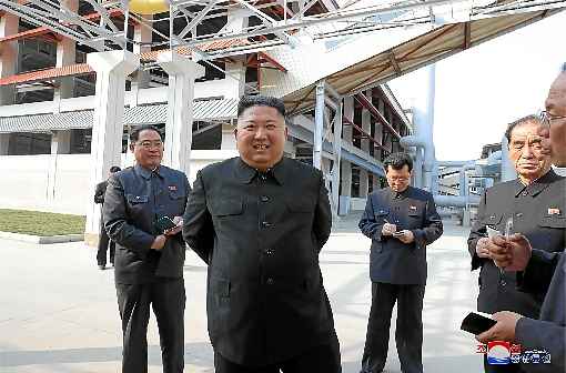 Sorridente, o ditador Kim Jong-un visita uma fÃ¡brica de fertilizantes