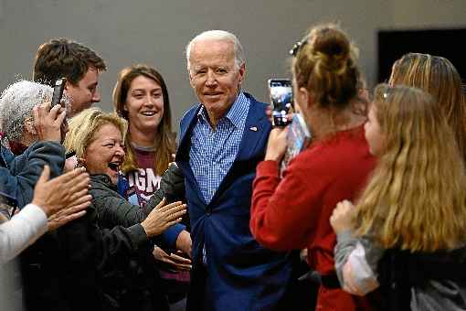 Joe Biden tira foto com simpatizantes em Conway, na Carolina do Sul