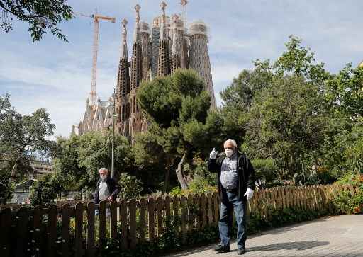 EspanhÃ³is saem para passear pelas ruas de Barcelona