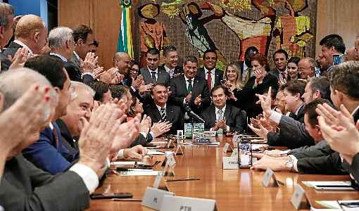 Bolsonaro na CÃ¢mara: presidente recorre ao velho toma lÃ¡ dÃ¡ cÃ¡ e oferece cargos do segundo e terceiro escalÃµes para manter uma base aliada