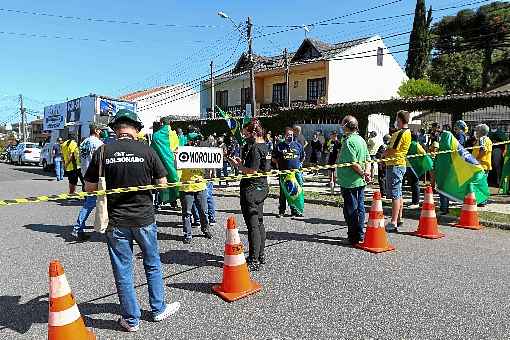 Apoiadores de Moro e de Bolsonaro enfrentaram-se nas proximidades da SuperintendÃªncia da PF em Curitiba