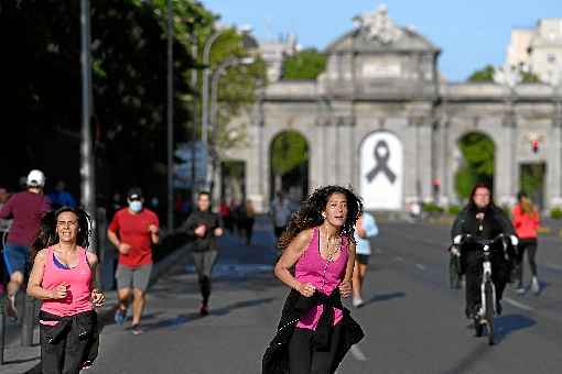 EspanhÃ³is aproveitam o sÃ¡bado em Madri: crianÃ§as e idosos nÃ£o podem sair nas mesmas faixas de horÃ¡rios