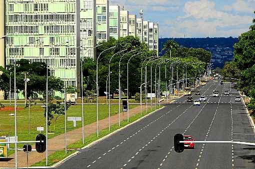 Ãndice de isolamento no Distrito Federal caiu de 51,9% para 49,31%; aos poucos, aumenta o nÃºmero de automÃ³veis nas ruas