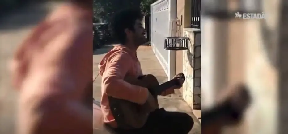 Neto faz serenata para avÃ³, da calÃ§ada, por quarentena do coronavÃ­rus