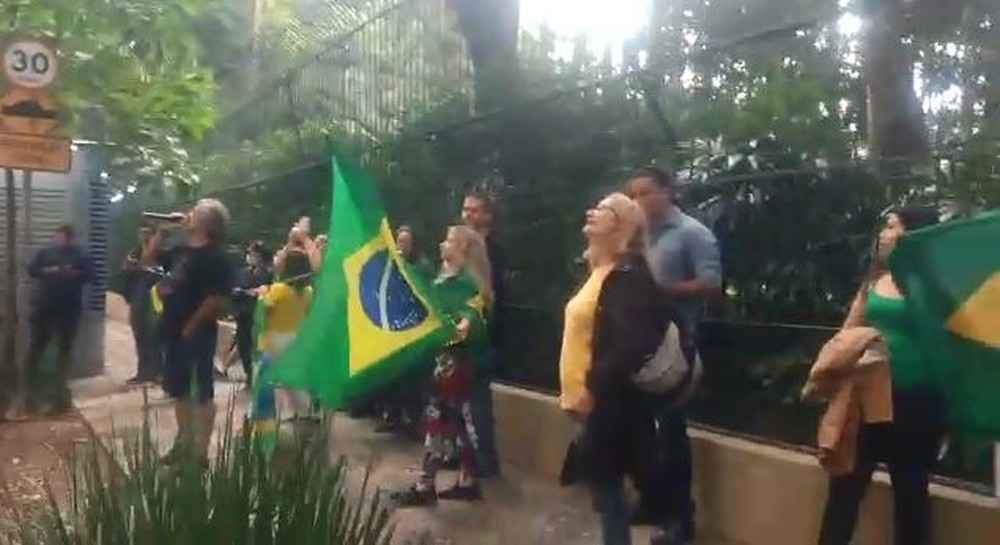 Manifestantes na casa de Alexandre de Moraes