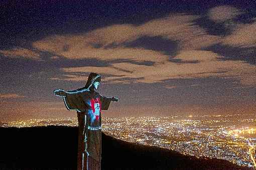 EstÃ¡tua do Cristo Redentor, no Rio, com mÃ¡scara de proteÃ§Ã£o projetada: prefeito Marcelo Crivella prevÃª um momento crÃ­tico na capital carioca