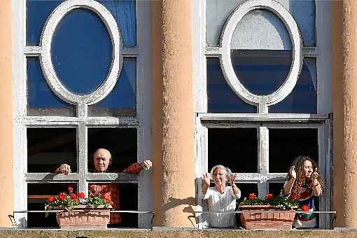 Em Roma, pessoas aplaudem durante anÃºncio do inÃ­cio, hoje, da fase 2 do bloqueio no paÃ­s