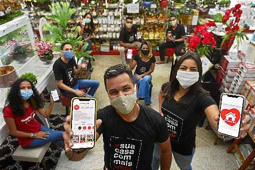 Os irmÃ£os Ronney Portela e Thayse Portela (Ã  frente), proprietÃ¡rios de uma loja de artigos para o lar que faz delivery, com funcionÃ¡rios