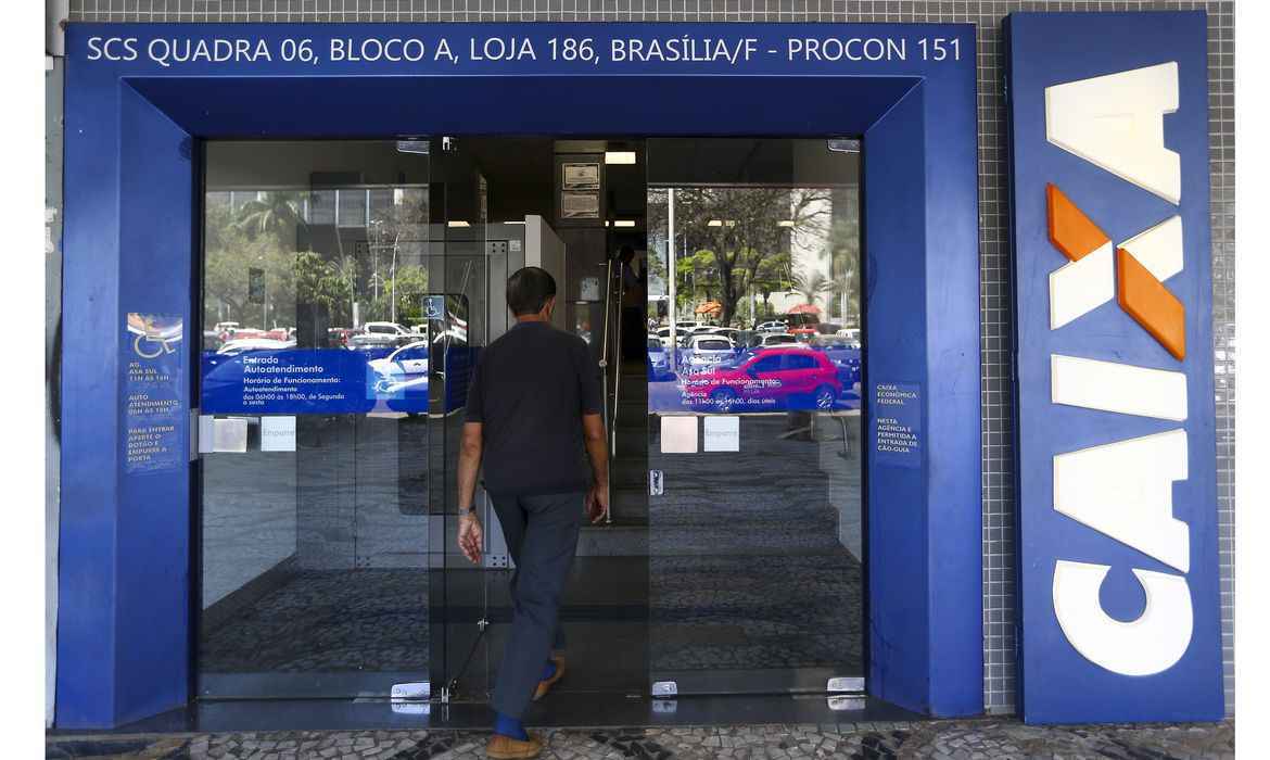 Porta de uma agÃªncia da Caixa.