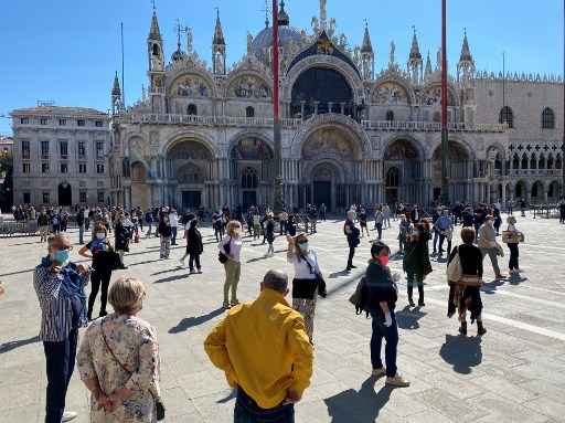 Lojistas que pedem a reabertura de lojas e atividades comerciais se reÃºnem para um protesto em flashmob na Piazza San Marco nesta segunda-feira em Veneza.