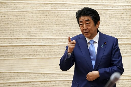 O primeiro-ministro do JapÃ£o em 4 de maio estendeu um estado de emergÃªncia sobre o coronavÃ­rus atÃ© o final de maio, como o governo o alertou para levantar restriÃ§Ãµes.