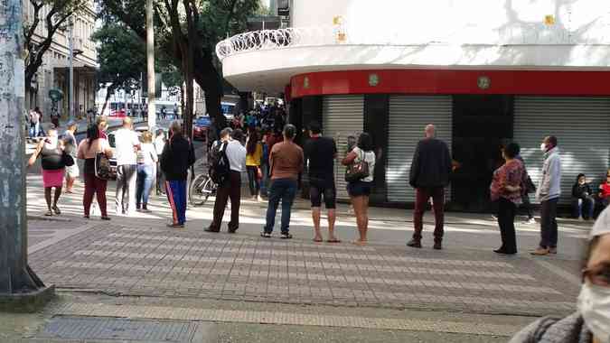 Saga do auxÃ­lio emergencial: fila na agÃªncia da Caixa situada na Rua TupinambÃ¡s reunia mais de 200 pessoas antes das 8h nesta segunda-feira (4)