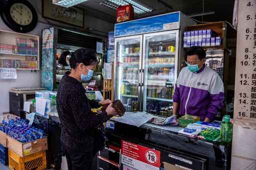 Mulher faz compra em Hong Kong, na China.