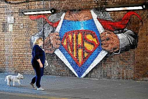 Grafite com arte alusiva ao ServiÃ§o Nacional da SaÃºde (NHS), em Londres