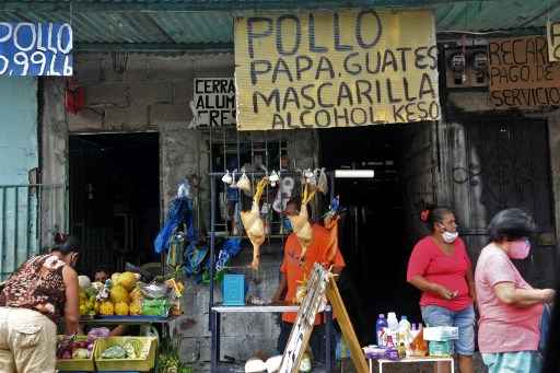 Os produtos contra a disseminaÃ§Ã£o do novo coronavÃ­rus, Covid-19, incluindo luvas, mÃ¡scaras faciais e gel desinfetante, estÃ£o sendo vendidos entre alimentos e outros produtos do cotidiano em um estande em Guayaquil, Equador.