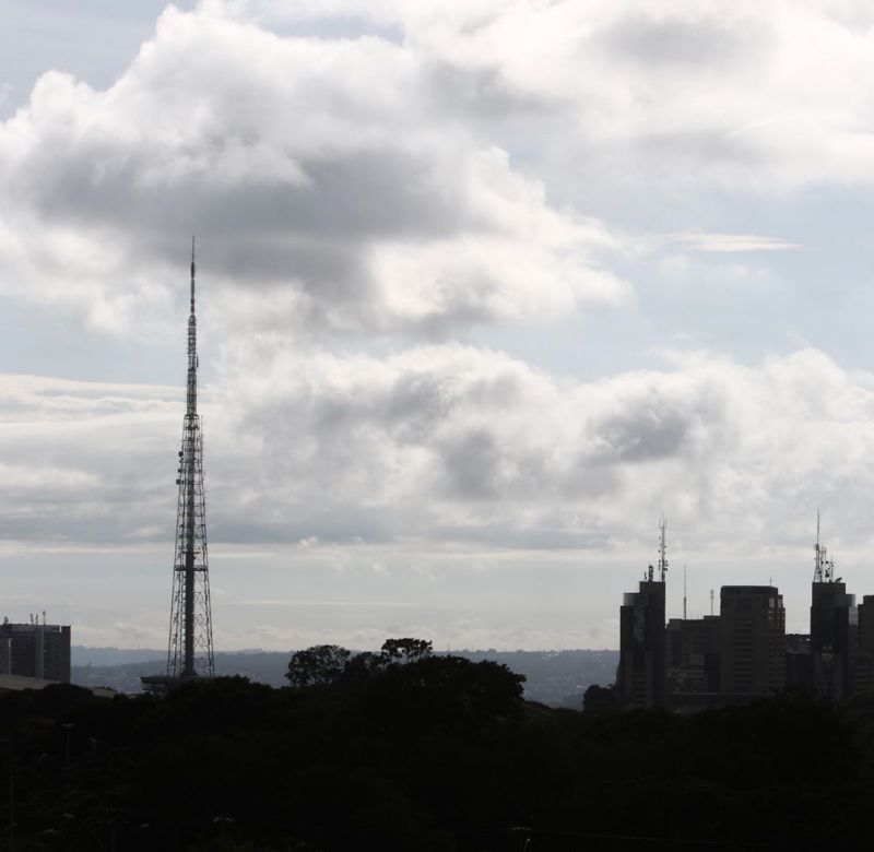 A alta umidade pode favorecer pancadas de chuva durante o dia