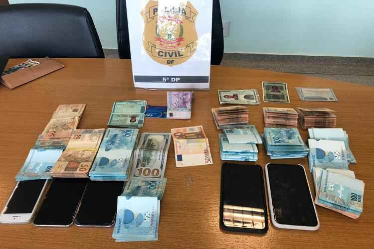 Os policiais encontraram com os golpistas dinheiro, celulares e documentos de pessoas que jÃ¡ morreram