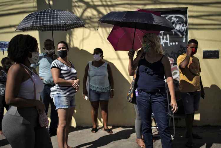 Em seu relatÃ³rio, a Fiocruz afirma que ''a nÃ£o adoÃ§Ã£o de medidas imediatas de lockdown pode levar a um perÃ­odo prolongado de escassez de leitos e insumos, com sofrimento e morte para milhares de cidadÃ£os e famÃ­lias do estado do Rio de Janeiro''