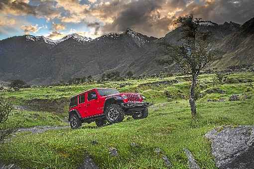 Jeep lanÃ§a versÃ£o topo de linha do Wrangler. Chamada de Rubicon, ela conta com diversas melhorias para o fora-de-estrada e custa R$ 419.990