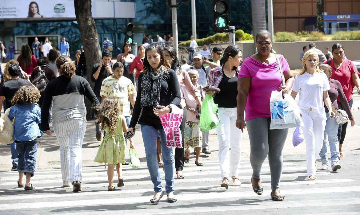 Pessoas andando narua