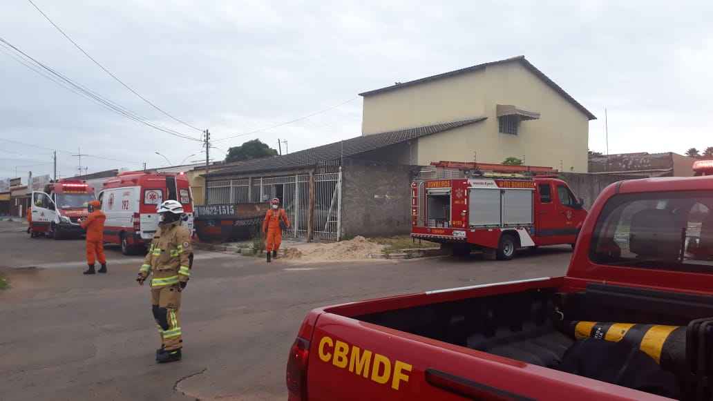 Quando os bombeiros chegaram, moradores jÃ¡ haviam retirado o operÃ¡rio do local