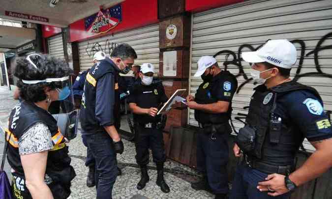 OperaÃ§Ã£o da Guarda Municipal pretende verificar se lojas abertas tem alvarÃ¡ para funcionamento durante a pandemia do novo coronavÃ­rus