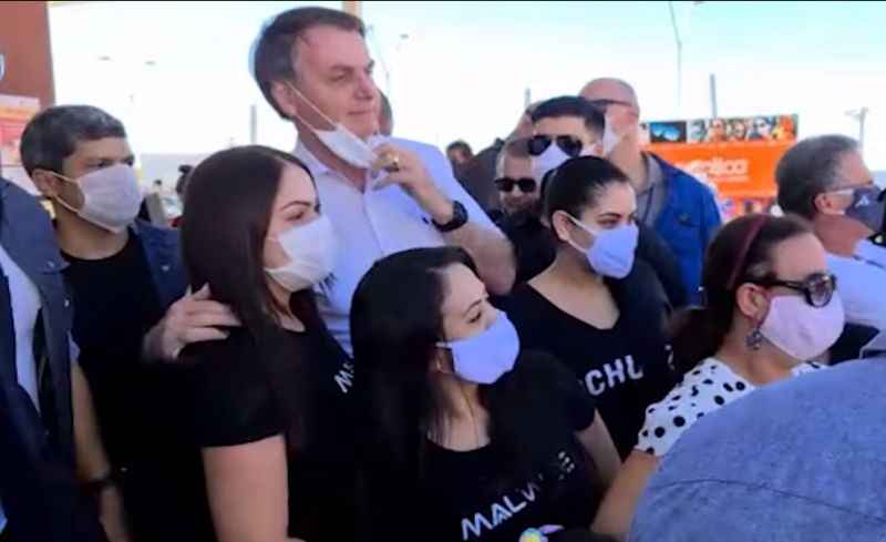 Bolsonaro em uma de suas saÃ­das Ã s ruas: para a The Lancet, ele 