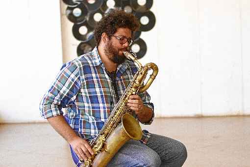 homem tocando sax