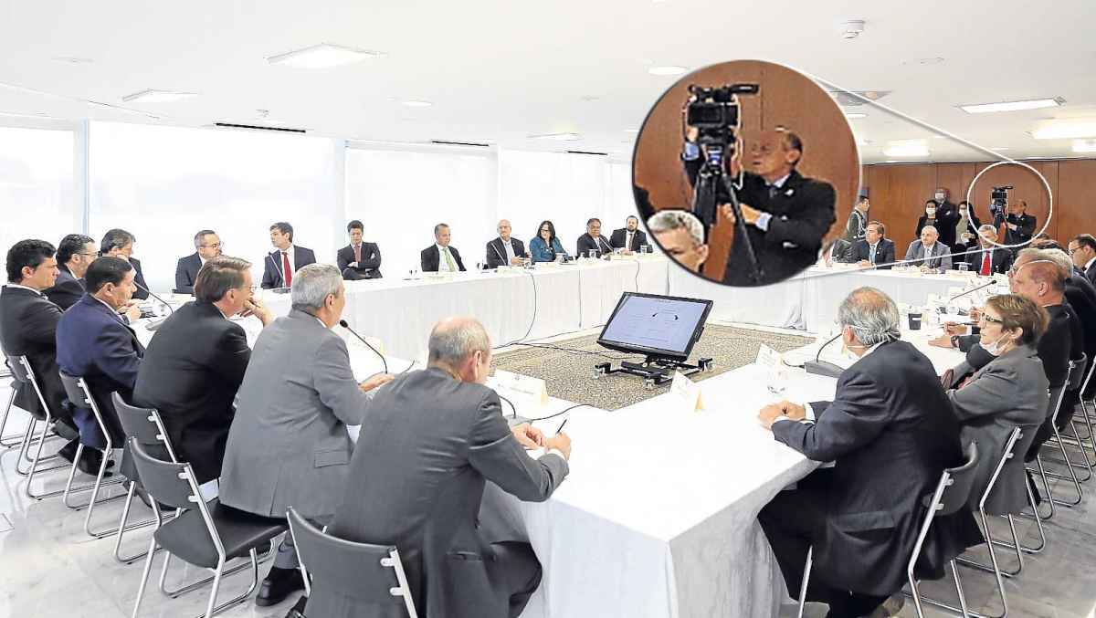 ReuniÃ£o ministerial de 22 de abril, com uma cÃ¢mera ao fundo: segundo Sergio Moro, Bolsonaro exigiu relatÃ³rios de inteligÃªncia e mudanÃ§as na PF