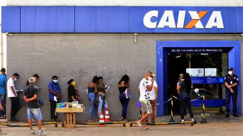 Fila em frente a agÃªncia da Caixa