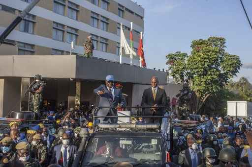 O presidente do Malawi e o presidente do Partido Progressista DemocrÃ¡tico (DPP), Peter Mutharika (L na picape), estÃ¡ com seu companheiro de chapa eleitoral Atupele Muluzi (R na picape), presidente da Frente DemocrÃ¡tica Unida (UDP), que tem Em uma alianÃ§a eleitoral com o partido no poder, deixe o hotel Mount Soche em Blantyre em 7 de maio de 2020, depois de apresentar seus documentos de nomeaÃ§Ã£o Ã  ComissÃ£o Eleitoral do Malawi (MEC) para as novas eleiÃ§Ãµes presidenciais do paÃ­s a serem realizadas ainda este ano.