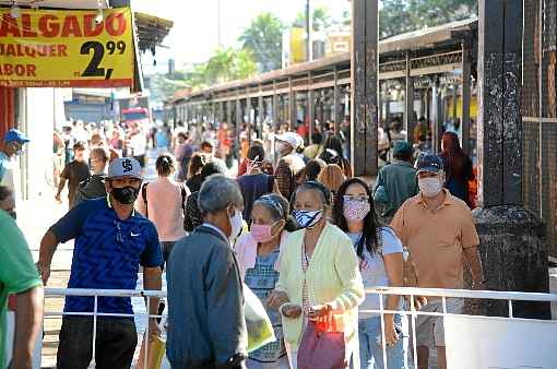 CalÃ§adÃ£o comercial de Bangu, no Rio, ontem de manhÃ£: prefeitos e governadores resistem a adotar bloqueio total, como preconizam cientistas