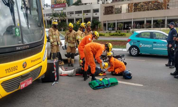 A vÃ­tima foi  transportada pelo Corpo de Bombeiros para o Hospital de Base, com suspeita de luxaÃ§Ã£o no tornozelo esquerdo e dores nas costas