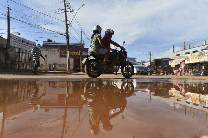 ''A covid-19, que se alastra pelo paÃ­s em ritmo frenÃ©tico, deixando mais de 10 mil mortes pelo caminho, tirou da invisibilidade 70 milhÃµes de brasileiros, que buscam o auxÃ­lio emergencial de R$ 600 pagos pelo governo federal''