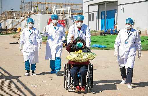 Equipe mÃ©dica acompanha paciente recuperada da doenÃ§a que deixava hospital de Wuhan, em fevereiro: cidade chinesa, berÃ§o do Sars-CoV-2, divulga o primeiro contÃ¡gio em 37 dias