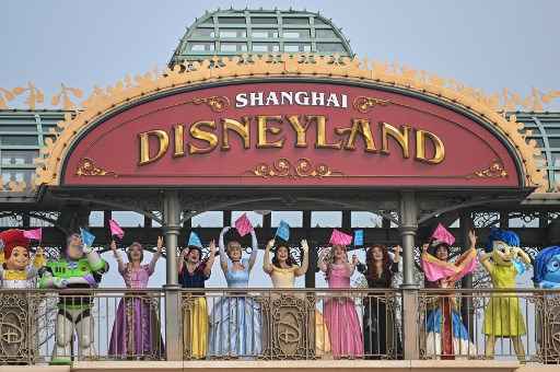 Os artistas vestidos como personagens da Disney sÃ£o vistos durante a reabertura do parque de diversÃµes da Disneyland em Xangai nesta segunda-feira.