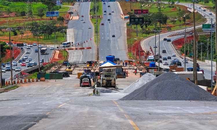 A obra estÃ¡ 95% concluÃ­da e, mesmo com o trÃ¡fego de carros sobre a ponte, a execuÃ§Ã£o dos 5% continuarÃ¡