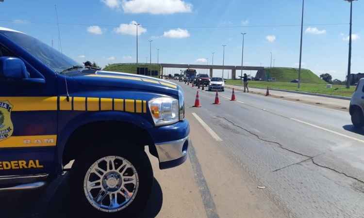 Assim que a PRF chegou no local, o suspeito estava detido por passageiros e por um policial de folga, que passava pela regiÃ£o