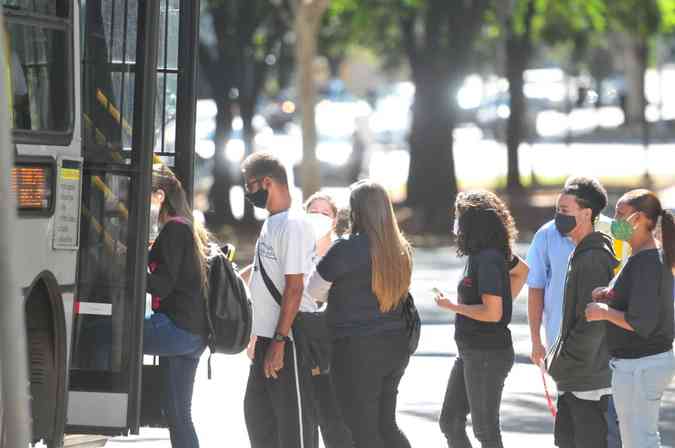 Passageiros embarcam em Ã´nibus de Belo Horizonte usando mÃ¡scaras para conter avanÃ§o da covid-19