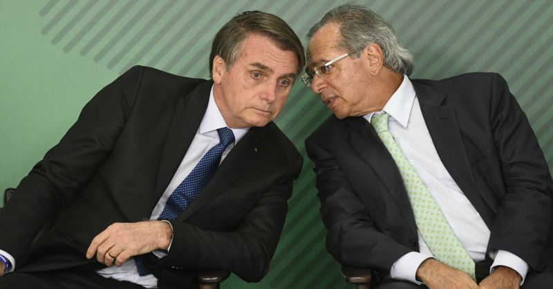 Bolsonaro diz que atenderá Guedes '100%' e vetará reajuste de servidores